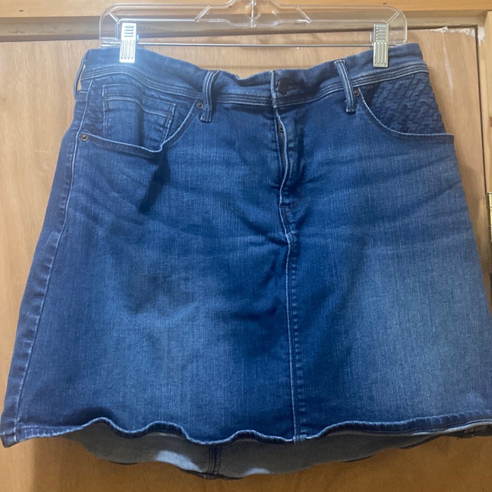 Levi’s mini skirt with cute detailing